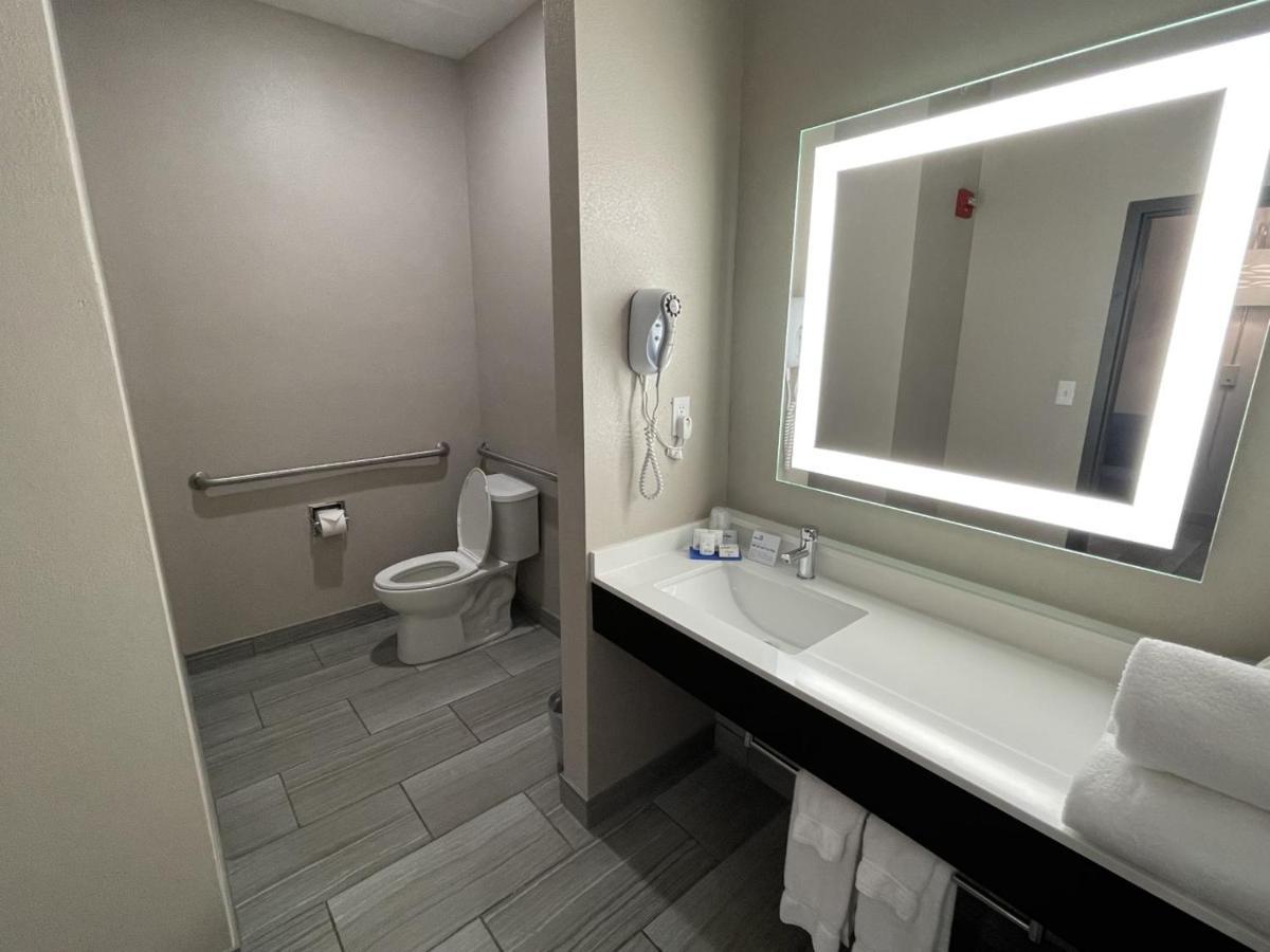 Holiday Inn Express Hotel And Suites Ada By Ihg Εξωτερικό φωτογραφία