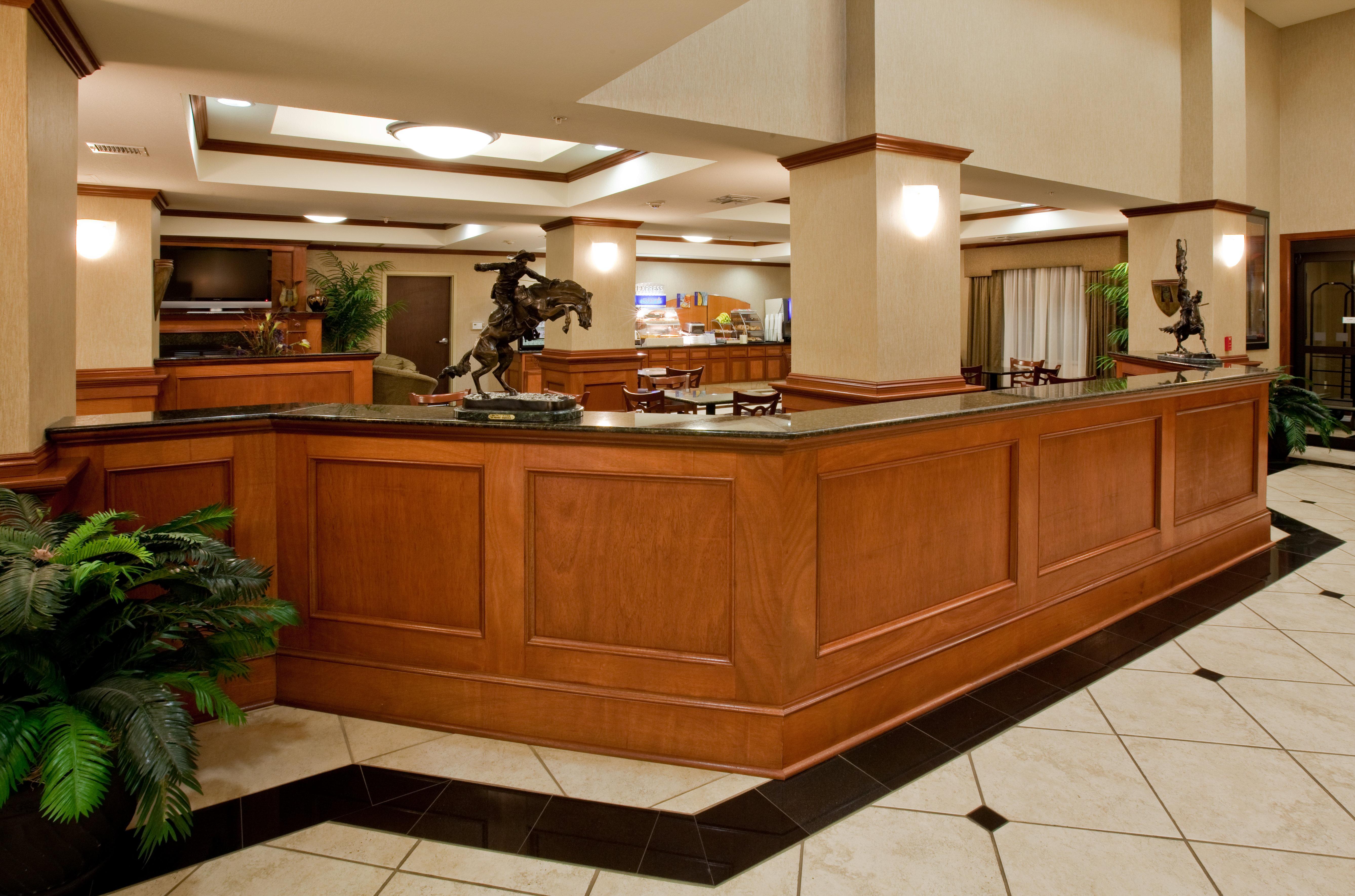 Holiday Inn Express Hotel And Suites Ada By Ihg Εξωτερικό φωτογραφία