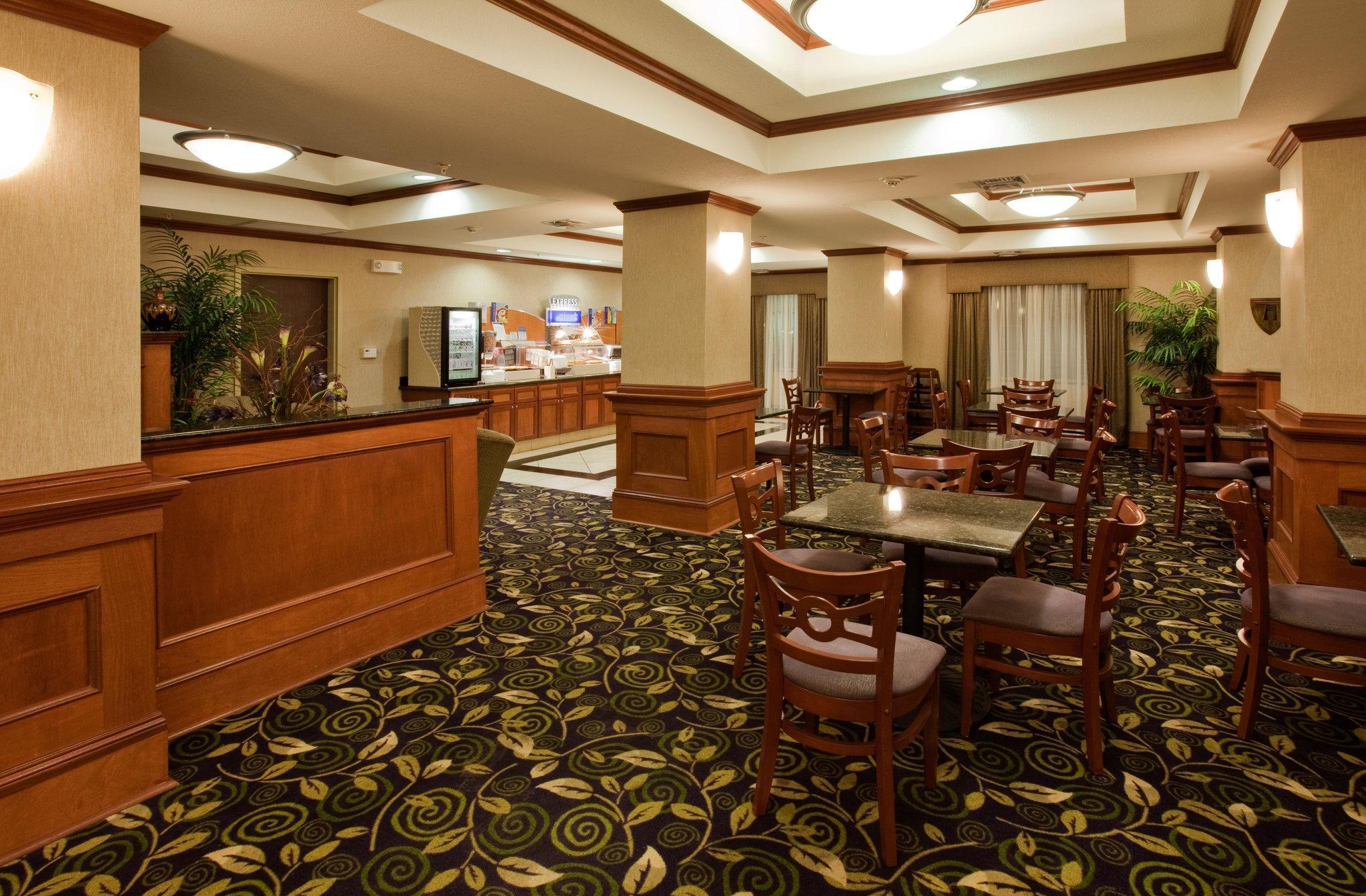 Holiday Inn Express Hotel And Suites Ada By Ihg Εξωτερικό φωτογραφία