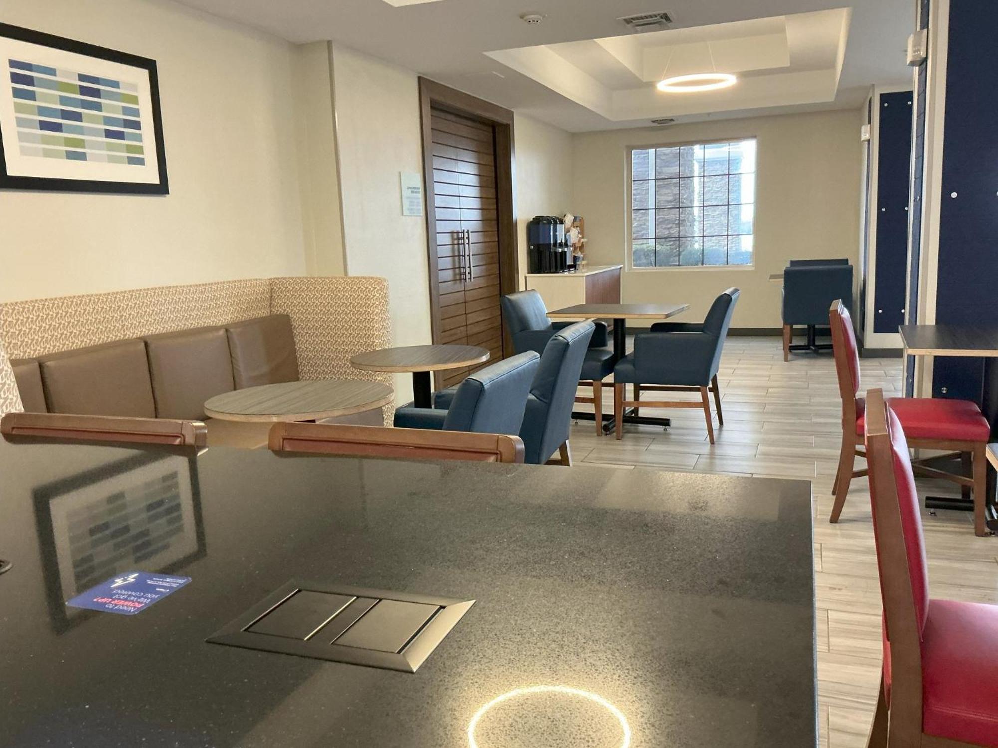 Holiday Inn Express Hotel And Suites Ada By Ihg Εξωτερικό φωτογραφία